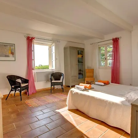 Villa Sleeps 6 Pool Wifi